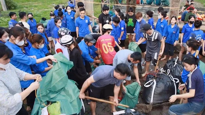 Thanh niên Nam Định tham gia chống lũ trên địa bàn.