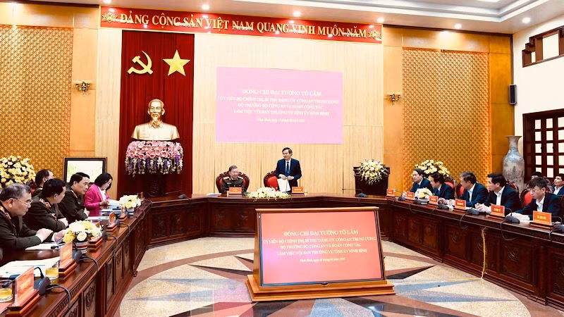 Quang cảnh buổi làm việc. (Ảnh: XUÂN TRƯỜNG)