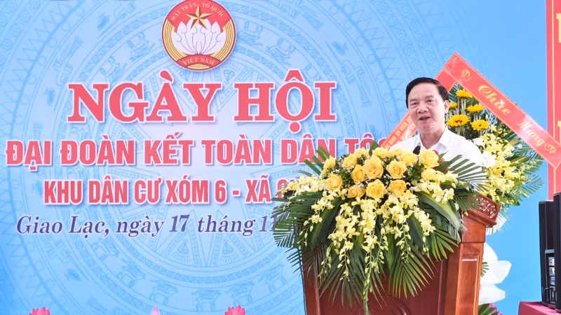 Phó Chủ tịch Quốc hội Nguyễn Khắc Định phát biểu, chia vui với nhân dân xóm 6. (Ảnh: XUÂN TRƯỜNG).