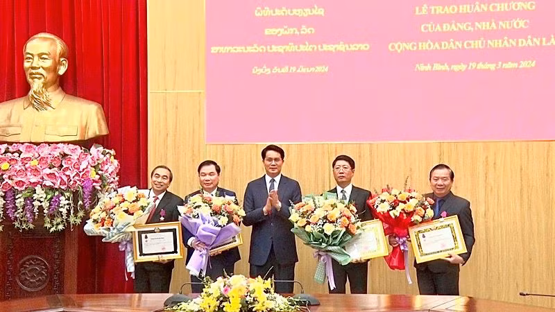 Đồng chí Bí thư Tỉnh ủy, Tỉnh trưởng tỉnh Oudomxay trao Huân chương Tự do của nước Cộng hòa Dân chủ Nhân dân Lào cho các cá nhân tỉnh Ninh Bình. (Ảnh: XUÂN TRƯỜNG)