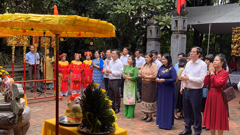 Đồng chí Vi-La-Vone Phăn-Tha-Vông và Đoàn đại biểu tạp chí A-lun-may dâng hương tại Đền thờ công chúa Nhồi Hoa. (Ảnh: XUÂN TRƯỜNG)