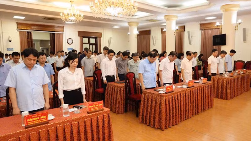 Tại lễ phát động, các đồng chí lãnh đạo cùng cán bộ, công chức, người lao động các đơn vị thuộc Tỉnh ủy Nam Định dành phút tưởng niệm các nạn nhân và cán bộ, chiến sĩ hy sinh khi làm nhiệm vụ phòng chống lụt bão, cứu hộ, cứu nạn do bão số 3 gây ra.