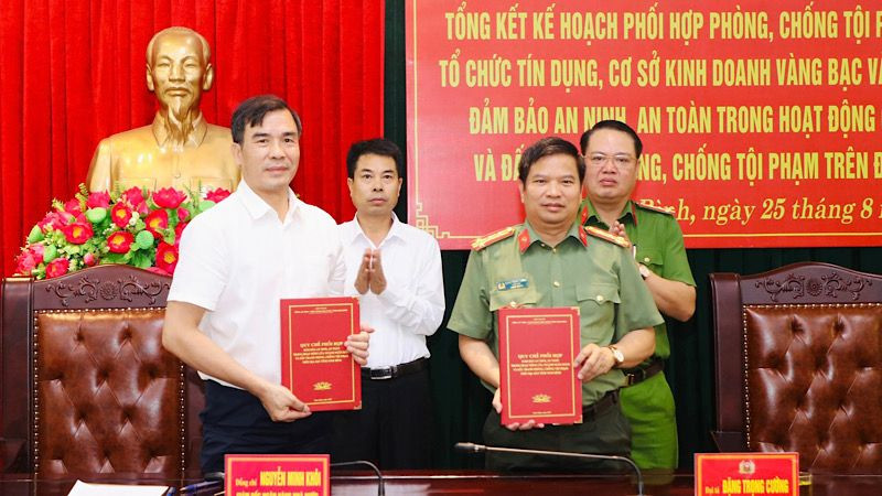 Lãnh đạo Công an tỉnh, Ngân hàng nhà nước Việt Nam chi nhánh tỉnh Ninh Bình ký kết phối hợp, bảo đảm an ninh, an toàn hoạt động ngân hàng. (Ảnh: ĐỨC LAM)