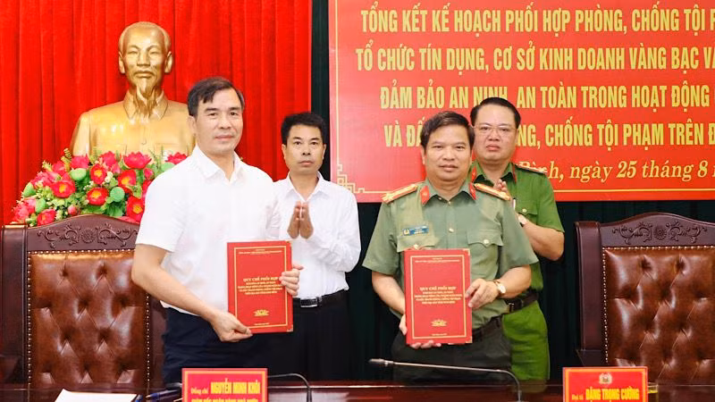 Lãnh đạo Công an tỉnh, Ngân hàng nhà nước Việt Nam chi nhánh tỉnh Ninh Bình ký kết phối hợp, bảo đảm an ninh, an toàn hoạt động ngân hàng. (Ảnh: ĐỨC LAM)