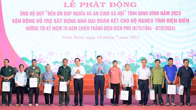 Đồng chí Đoàn Minh Huấn, Ủy viên Trung ương Đảng, Bí thư Tỉnh ủy Ninh Bình và đồng chí Phạm Quang Ngọc, Chủ tịch Ủy ban nhân dân tỉnh Ninh Bình tặng quà của Quỹ "Đền ơn đáp nghĩa và an sinh xã hội" cho các gia đình chính sách. (Ảnh: TRƯỜNG GIANG)