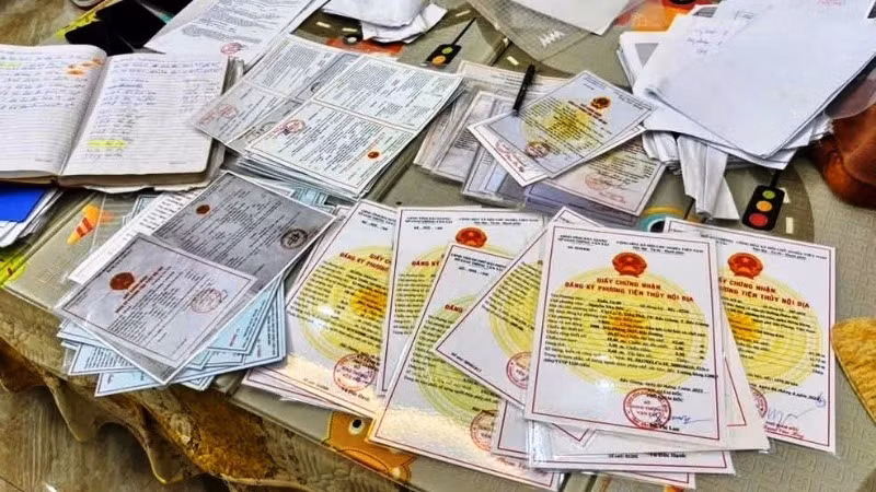 Các loại tài liệu làm giả trong vụ án. (Ảnh: CÔNG AN TỈNH NAM ĐỊNH)