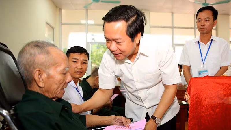 Đồng chí Phạm Quang Ngọc, Chủ tịch Ủy ban nhân dân tỉnh Ninh Bình thăm hỏi, tặng quà thương, bệnh binh, người có công đang điều trị tại Trung tâm Phục hồi chức năng tâm thần tỉnh. (Ảnh: ANH TUẤN)