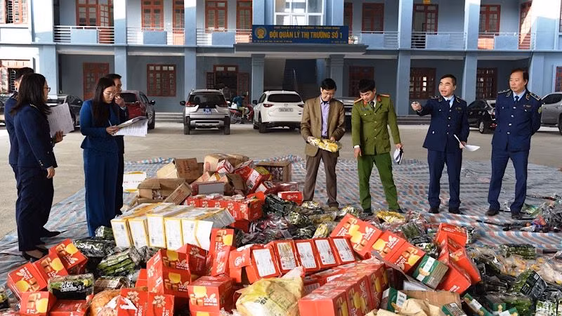 Kiểm đếm hàng hóa trước khi tiêu hủy ngày 28/12. (Ảnh: XUÂN TRƯỜNG)