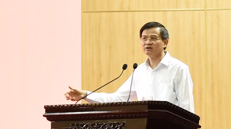 Đồng chí Đoàn Minh Huấn, Ủy viên Trung ương Đảng, Bí thư Tỉnh ủy Ninh Bình phát biểu chỉ đạo tại hội nghị. (Ảnh: XUÂN TRƯỜNG)