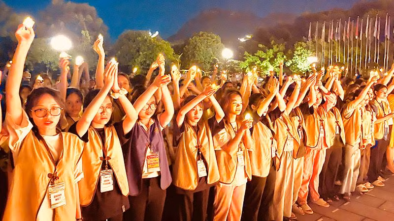 Các thanh, thiếu niên tham dự Đêm hoa đăng, cầu nguyện quốc thái dân an, cầu siêu và thắp nến tri ân các Anh hùng liệt sĩ. (Ảnh: XUÂN TRƯỜNG)