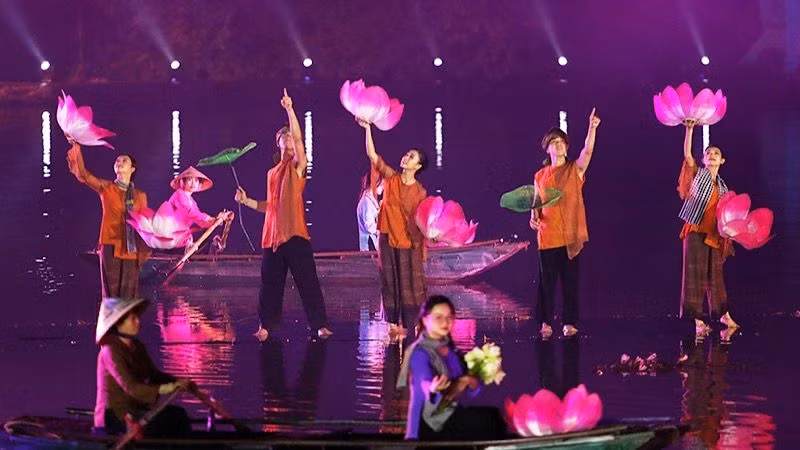 Những nét văn hóa sông nước đặc sắc của vùng đất phương Nam được thể hiện trong chương trình di sản văn hóa Nam Bộ diễn ra vào tối 28/12/2023, trong khuôn khổ Festival Ninh Bình-Tràng An lần thứ 2. (Ảnh: ANH TUẤN)