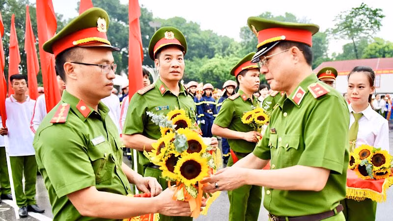 Trung tướng Nguyễn Tuấn Anh, Cục trưởng Cục Cảnh sát Phòng cháy, chữa cháy và cứu nạn, cứu hộ (Bộ Công an) tặng hoa chúc mừng các đội tuyển dự hội thi.