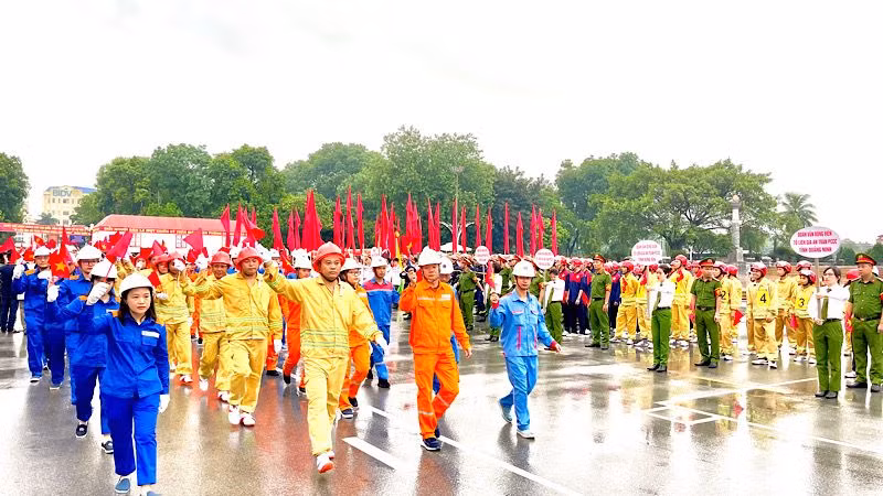 Diễu hành biểu dương lực lượng trong lễ khai mạc.