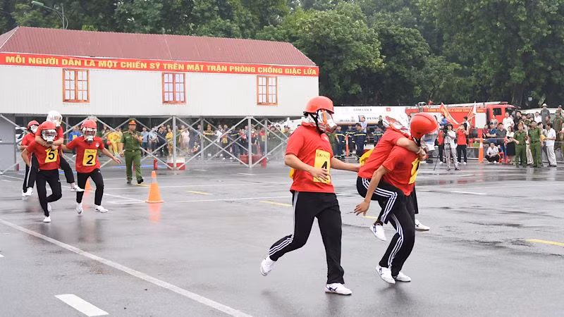 Nội dung thì thực hành cứu người thoát khỏi đám cháy...