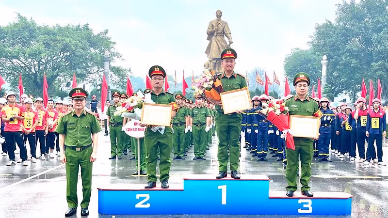Trung tướng Nguyễn Tuấn Anh, Cục trưởng Cục Cảnh sát Phòng cháy, chữa cháy và cứu nạn, cứu hộ (Bộ Công an) trao giải nhất, nhì, ba toàn đoàn cho các đội tuyển.