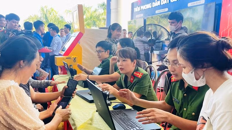 Người dân tham gia trải nghiệm cài đặt, kích hoạt tài khoản định danh điện tử cá nhân tại Ngày hội. (Ảnh: XUÂN TRƯỜNG)