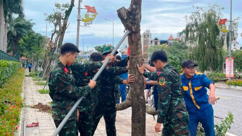 Lực lượng vũ trang tỉnh Nam Định tham gia khắc phục hậu quả thiên tai trên địa bàn thành phố Nam Định.
