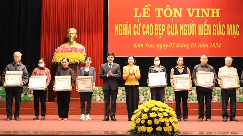 Khen thưởng, tri ân các tập thể, cá nhân có thành tích trong vận động, hiến giác mạc tại chương trình tôn vinh. (Ảnh: XUÂN TRƯỜNG)