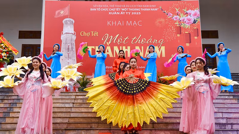 Trình diễn nghệ thuật truyền thống tại sự kiện Chợ Tết "Một thoáng Thành Nam" năm 2025. (Ảnh: XUÂN TRƯỜNG)