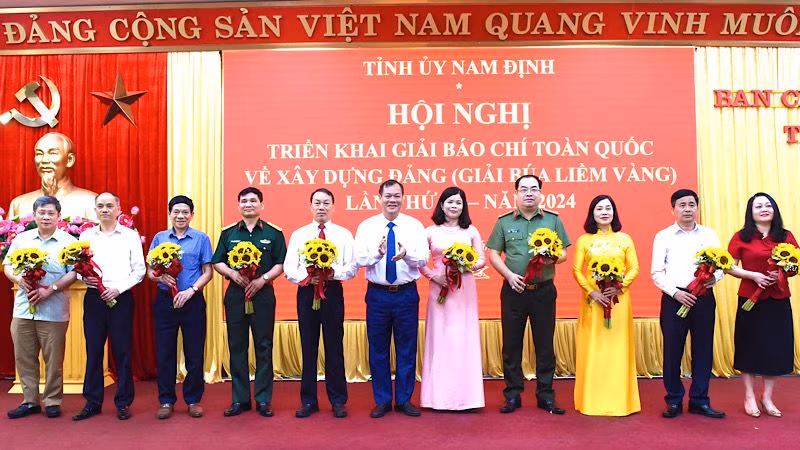 Đồng chí Phó Bí thư Thường trực Tỉnh ủy, Trưởng Ban Chỉ đạo Giải Búa liềm vàng tỉnh Nam Định Lê Quốc Chỉnh tặng hoa, biểu dương các tập thể, cá nhân có thành tích xuất sắc trong công tác triển khai hưởng ứng Giải Búa liềm vàng năm 2023. (Ảnh: XUÂN TRƯỜNG)
