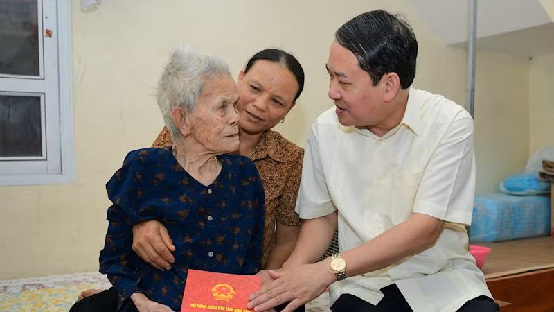 Đồng chí Mai Văn Tuất, Phó Bí thư Thường trực Tỉnh ủy, Chủ tịch Hội đồng nhân dân tỉnh Ninh Bình tặng quà, hỏi thăm sức khỏe Mẹ Việt Nam Anh hùng Nguyễn Thị Sài, Thôn Thượng, xã Ninh Vân, huyện Hoa Lư, tỉnh Ninh Bình. (Ảnh: TRƯỜNG GIANG)