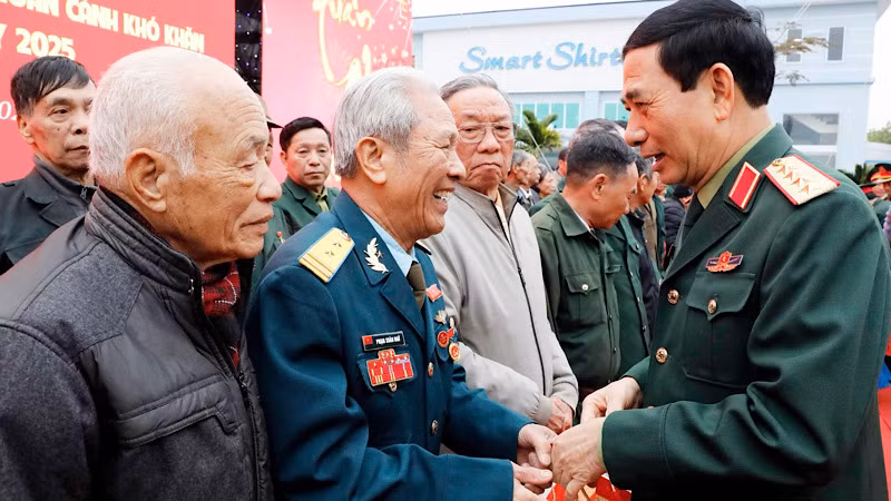 Đại tướng Phan Văn Giang tặng quà gia đình chính sách tại huyện Vụ Bản, tỉnh Nam Định. (Ảnh: XUÂN TRƯỜNG)