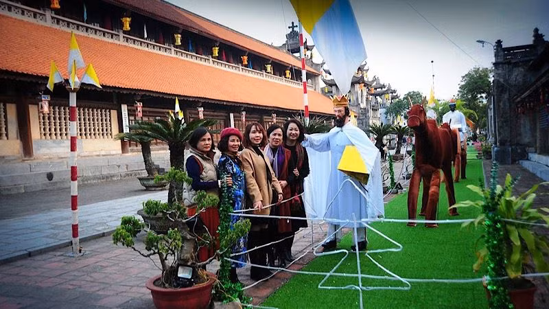 Những hoạt cảnh được trang trí công phu trong khuôn viên Nhà thờ Phát Diệm thu hút sự quan tâm của đông đảo người dân. (Ảnh: VŨ ĐỨC PHƯƠNG)