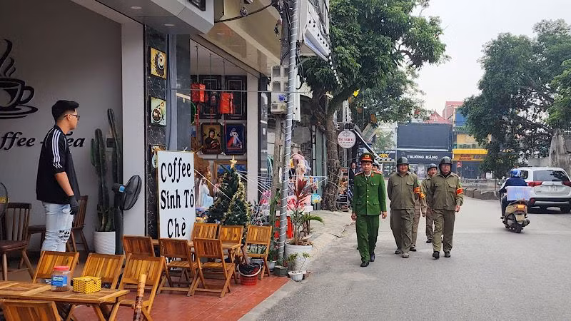 Lực lượng Công an, dân phòng tích cực tuyên truyền, nhắc nhở người dân thực hiện các quy định bảo đảm an ninh trật tự, phòng chống cháy nổ... nhằm bảo đảm dịp lễ Noel diễn ra an toàn. (Ảnh: KIỀU ÂN)