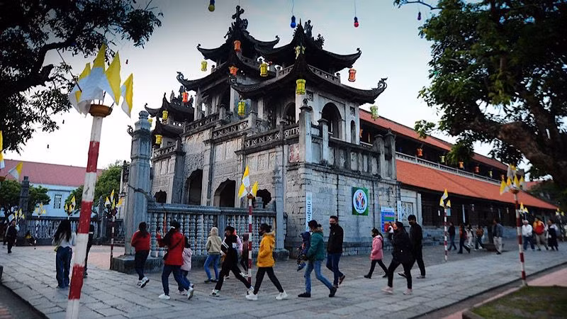 Về thăm Nhà thờ đá Phát Diệm (KIm Sơn, Ninh Bình) dịp này không chỉ có đồng bào Công giáo trên địa bàn, mà còn có người dân từ khắp mọi miền đất nước. (Ảnh: VŨ ĐỨC PHƯƠNG)