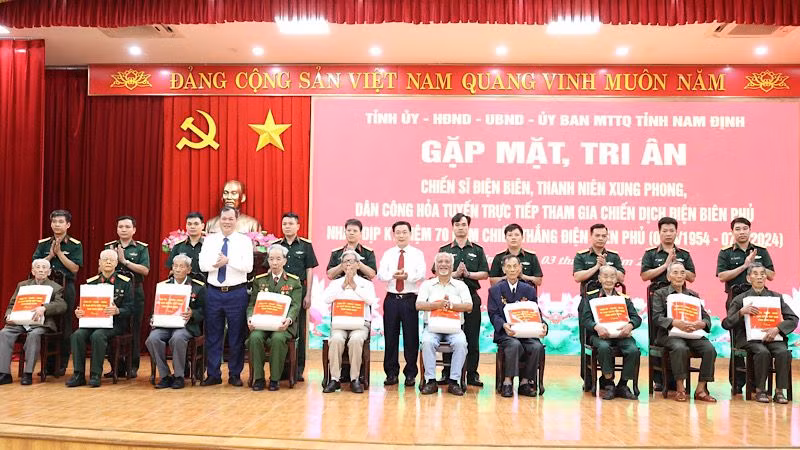 Lãnh đạo tỉnh Nam Định tặng quà, tri ân tới các chiến sĩ Điện Biên, thanh niên xung phong, dân công hỏa tuyến, thân nhân liệt sĩ trực tiếp tham gia chiến dịch Điện Biên Phủ.