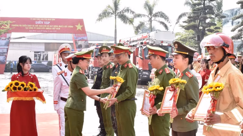 Đồng chí Đại tá Phan Thị Loan, Phó Giám đốc Công an tỉnh Nam Định trao giấy khen cho các tập thể và cá nhân có thành tích xuất sắc trong diễn tập. (Ảnh: XUÂN TRƯỜNG)