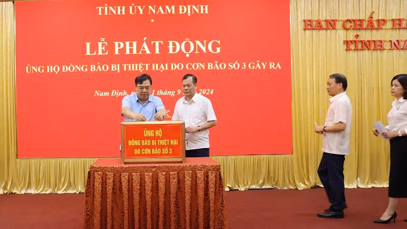 Các đồng chí lãnh đạo Tỉnh ủy Nam Định quyên góp, ủng hộ đồng bào vùng bị thiệt hại do bão số 3.