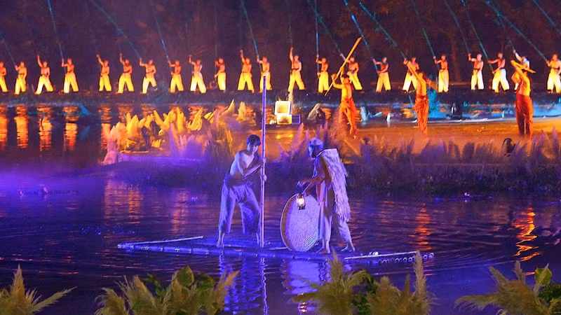 Một nội dung trong chương trình khai mạc Festival, kể câu chuyện về niềm tự hào Cố đô, hào khí Hoa Lư và di sản văn hóa Việt. (Ảnh: TRƯỜNG HUY).