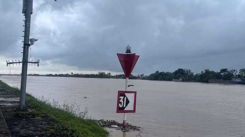 Nước trên sông Đào đoạn qua thành phố Nam Định, tỉnh Nam Định dâng cao.