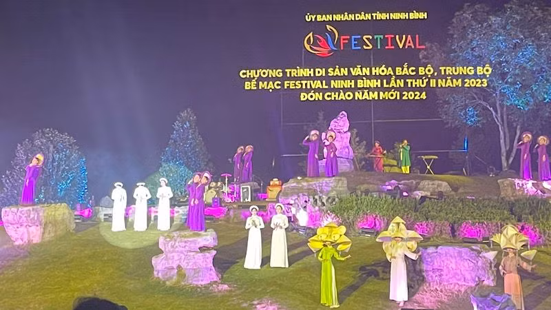 Chương trình di sản văn hóa Bắc Bộ, Trung Bộ, bế mạc Festival Ninh Bình-Tràng An lần thứ 2, năm 2023 để lại nhiều ấn tượng sâu sắc. (Ảnh: XUÂN TRƯỜNG)