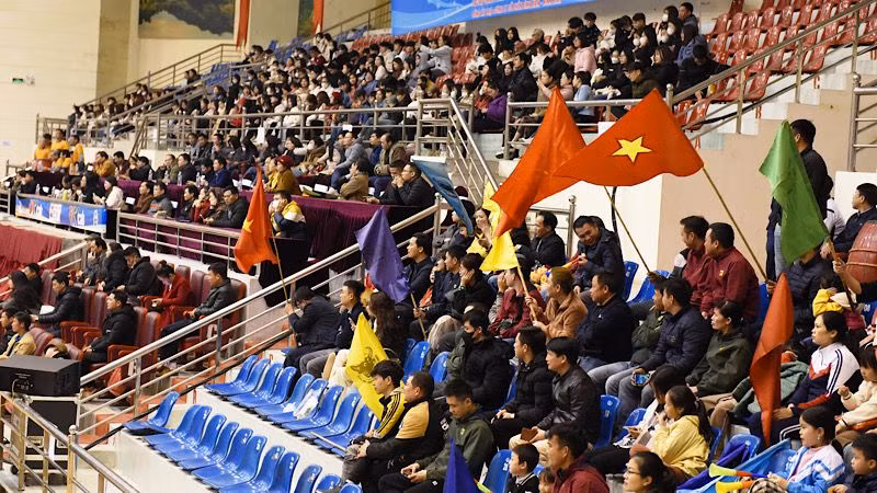 Khá đông người hâm mộ bóng chuyền đến dự Lễ khai mạc và cổ vũ các đội bóng thi đấu. Ảnh: XUÂN TRƯỜNG