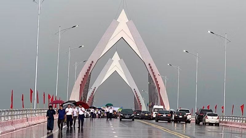Đông đảo cán bộ, nhân dân tỉnh Nam Định đã đến dự lễ khánh thành cầu Thiên Trường.