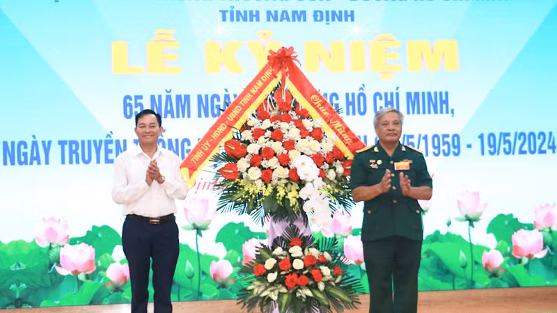 Đồng chí Nguyễn Phùng Hoan, Phó Chủ tịch Thường trực Hội đồng nhân dân tỉnh Nam Định tặng hoa chúc mừng Hội Truyền thống Trường Sơn-Đường Hồ Chí Minh tỉnh Nam Định.