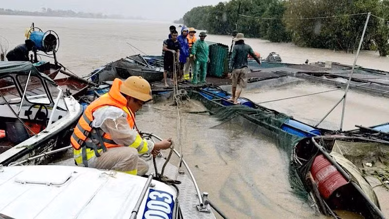 Tổ công tác Cảnh sát giao thông đường thủy, thuộc Phòng Cảnh sát giao thông Công an tỉnh Nam Định tiếp cận, cứu giúp gia đình 3 người trên bè cá trôi dạt trên sông Hồng.