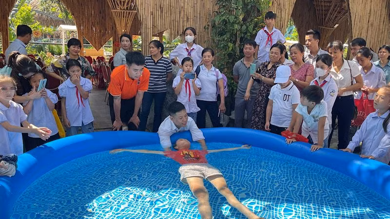 Hướng dẫn kỹ năng chống đuối nước cho các học sinh. (Ảnh: XUÂN TRƯỜNG)