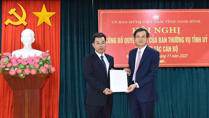 Đồng chí Đoàn Minh Huấn, Ủy viên Trung ương Đảng, Bí thư Tỉnh ủy Ninh Bình trao quyết định điều động đồng chí Nguyễn Hoàng Hà giữ chức Chủ tịch Ủy ban Mặt trận Tổ quốc Việt Nam tỉnh nhiệm kỳ 2019-2024. (Ảnh: XUÂN TRƯỜNG)