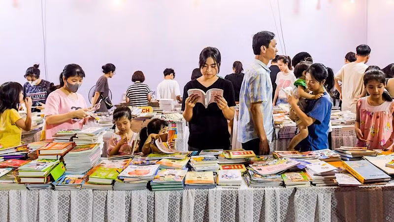 Các gian trưng bày thu hút người yêu sách, đam mê tìm tòi, khám phá tri thức đủ mọi lứa tuổi. (Ảnh: XUÂN TRƯỜNG)