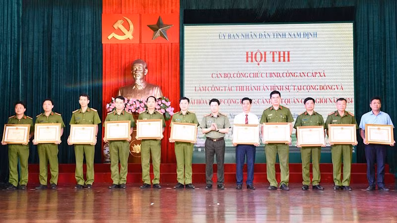 Đại tá Nguyễn Hữu Mạnh, Giám đốc Công an tỉnh Nam Định trao Bằng khen của Ủy ban nhân dân tỉnh Nam Định cho các tập thể, cá nhân có thành tích xuất sắc trong công tác tái hòa nhập cộng đồng và tổ chức hội thi.