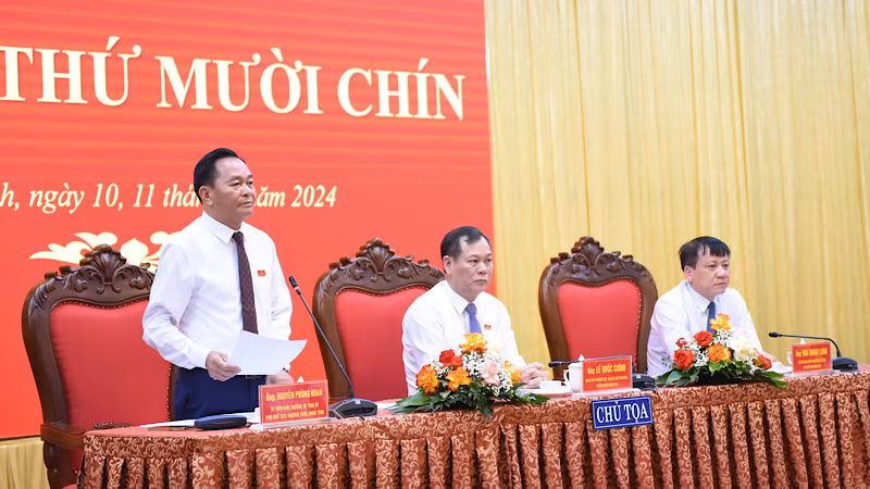 Chủ tọa điều hành phiên chất vấn và trả lời chất vấn tại kỳ họp. 