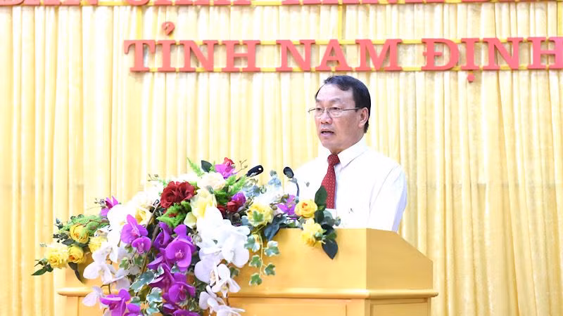 Đồng chí Trưởng Ban Tổ chức Tỉnh ủy Nam Định Nguyễn Văn Va báo cáo kết quả hưởng ứng Giải Búa liềm vàng năm 2023 của tỉnh Nam Định. (Ảnh: XUÂN TRƯỜNG)