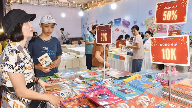 Một số nhà sách tham gia trưng bày có chương trình đồng giá, giảm giá nhằm "kích thích" người dân thành Nam mua sách. (Ảnh: XUÂN TRƯỜNG)
