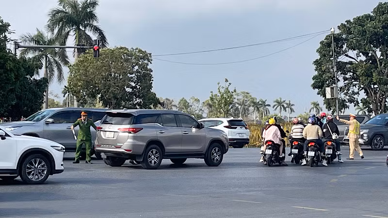 Lực lượng Công an thành phố Nam Định tổ chức phân luồng, hướng dẫn, bảo đảm trật tự an toàn giao thông. (Ảnh: XUÂN TRƯỜNG)