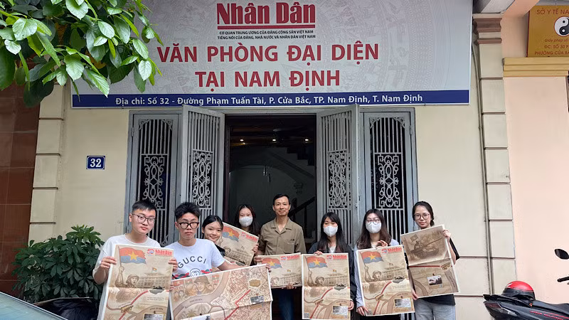 Nhiều bạn trẻ đến Văn phòng đại diện Báo Nhân Dân tại tỉnh Nam Định nhận ấn phẩm phụ san đặc biệt và mong muốn trong thời gian tới, gần nhất là dịp Quốc khánh 2/9/2025, sẽ lại được đón nhận những ấn phẩm đặc biệt, sáng tạo, ý nghĩa của Báo Nhân Dân.