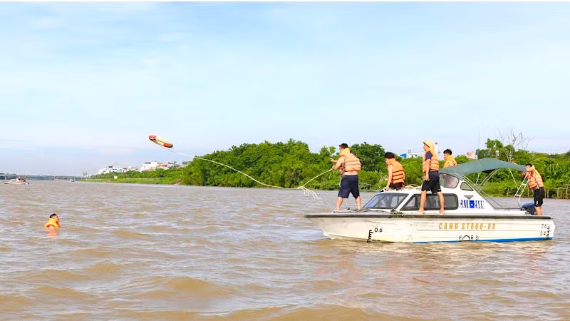 Thực hành cứu người bị đuối nước trong chương trình tập huấn.