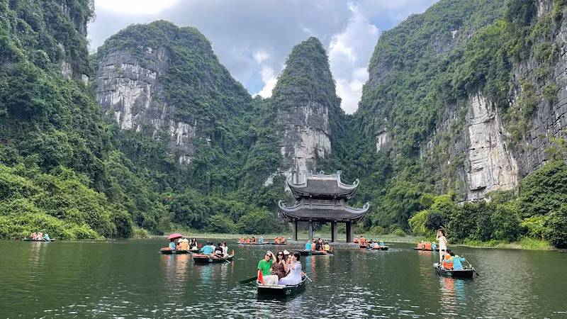 Non nước Tràng An. (Ảnh: XUÂN TRƯỜNG)